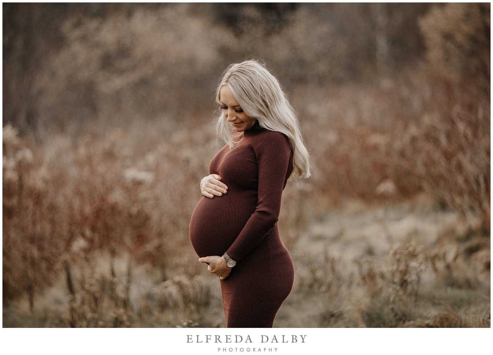 Beautiful maternity session of blonde mom